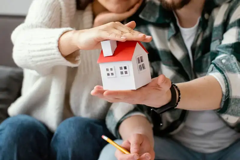 Pareja en Colombia evaluando financiación 100% del FNA para comprar vivienda.