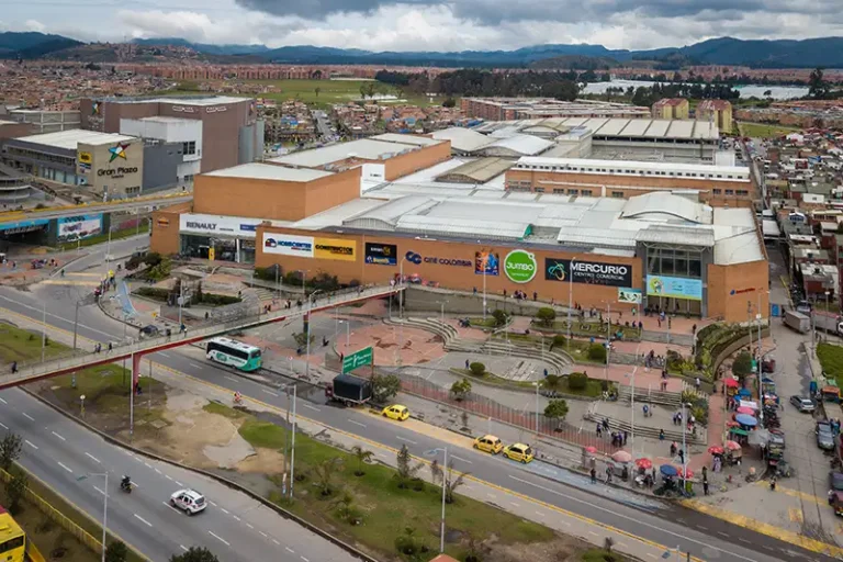 Centro comercial en Colombia con locales ocupados y flujo constante de visitantes.