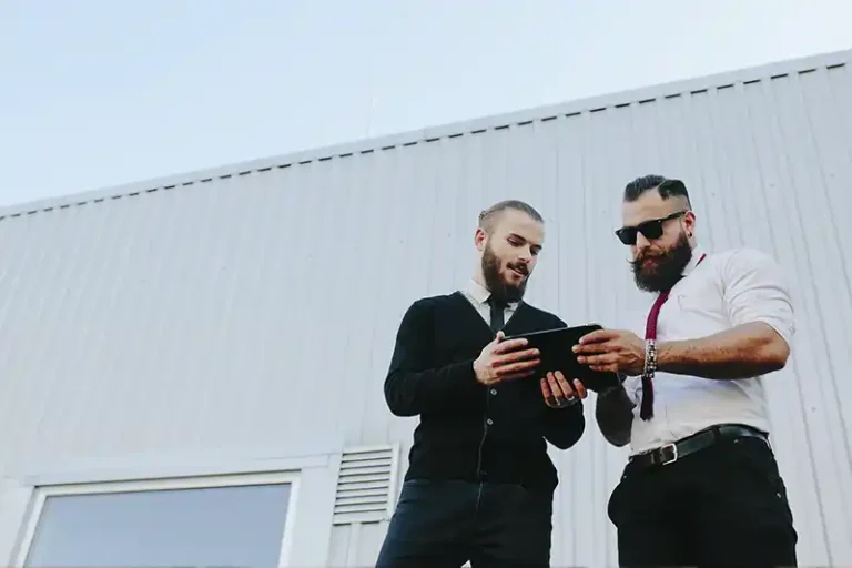 Inversionista en Colombia analizando portafolio entre vivienda y local comercial.