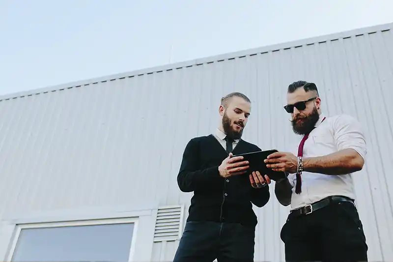 Inversionista en Colombia analizando portafolio entre vivienda y local comercial.