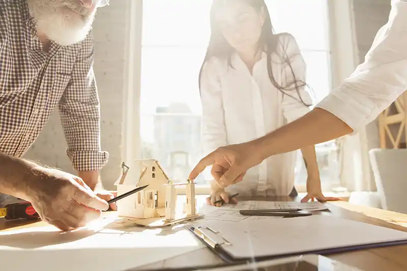 Inversionista en Colombia usando cesantías para invertir en vivienda.