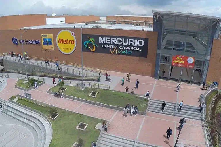 Centro comercial en Colombia con punto click & collect y experiencia omnicanal.