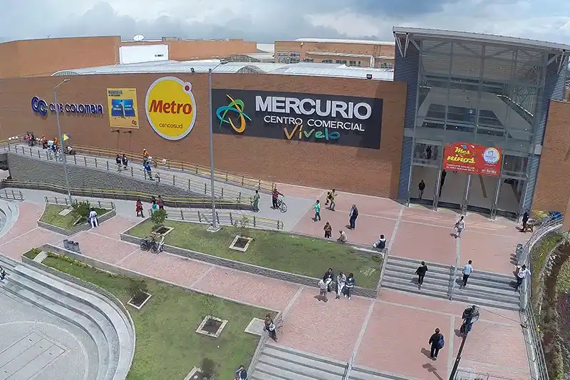 Centro comercial en Colombia con punto click & collect y experiencia omnicanal.