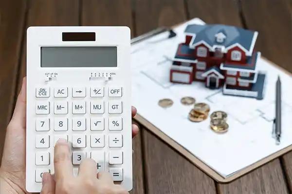 Familia evaluando apartamento para vivir en Colombia